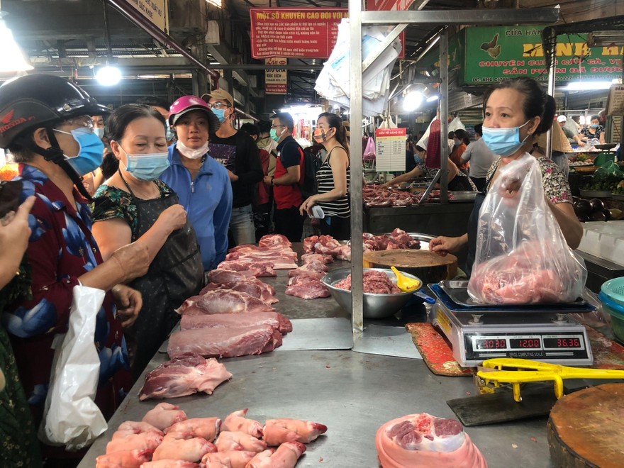 Thịt heo chợ lẻ giảm chưa tương xứng với giá heo hơi, heo mảnh