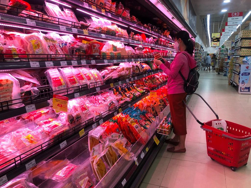 Người dân thảnh thơi mua sắm, hàng hóa đầy ắp trong chợ - siêu thị