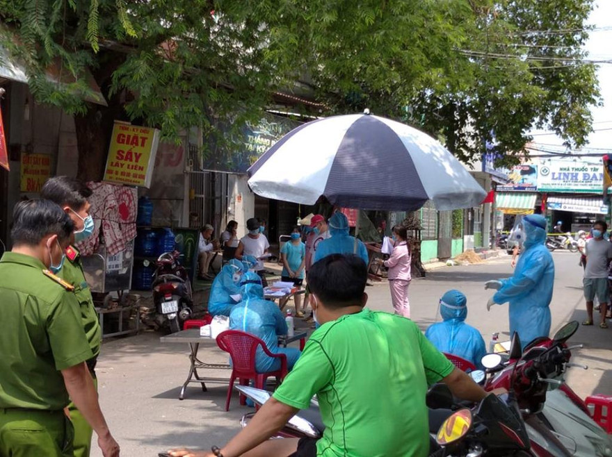 Cơ quan chức năng lấy mẫu xét nghiệm hộ dân sống ở hẻm 77 Phan Đăng Giảng (Q.Bình Tân, TPHCM)