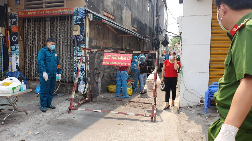 Phong tỏa khu dân cư ở Q.12 (ảnh: Ngô Bình)