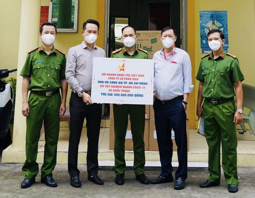 Hội Doanh nhân trẻ Việt Nam và Tập đoàn KIDO tặng vật tư y tế cho Phòng cảnh sát hình sự Công an TPHCM