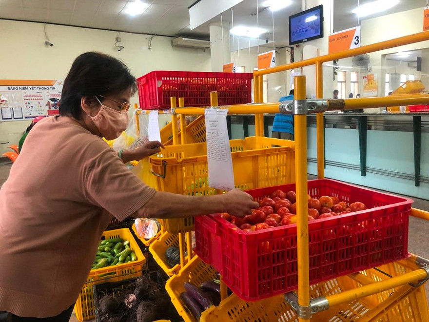 Người dân mua rau củ tại Bưu cục quận 5