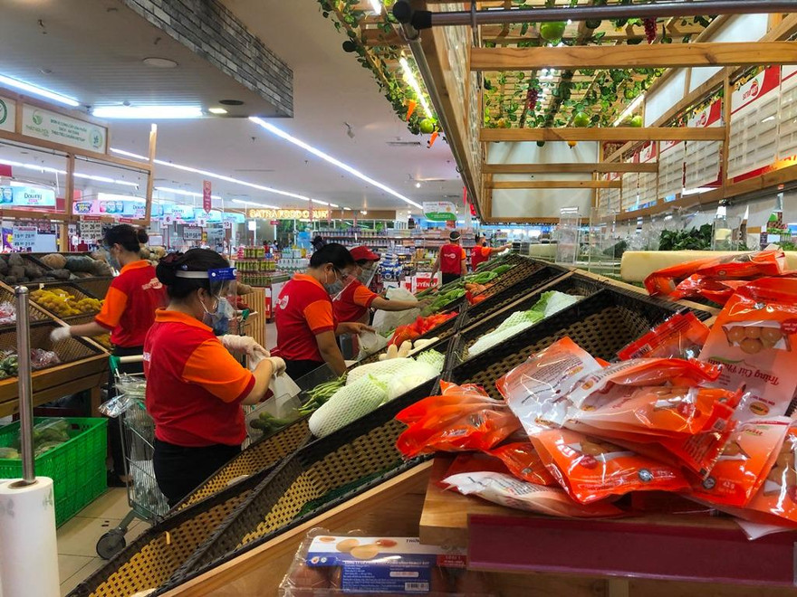 Nhân viên siêu thị liên tục lên đơn hàng cho khách