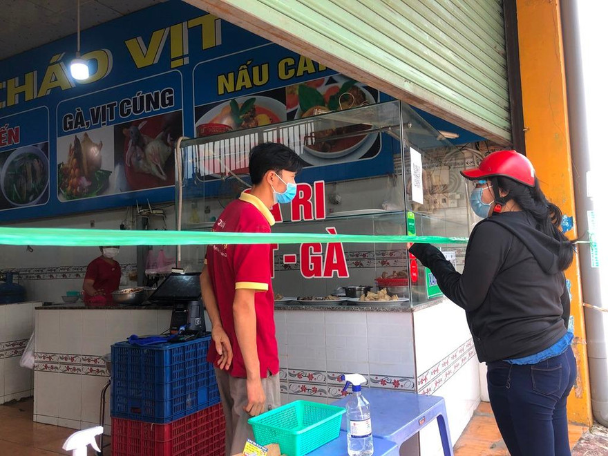 Hàng quán tại TPHCM vẫn đang phục vụ theo hình thức "bán mang đi"