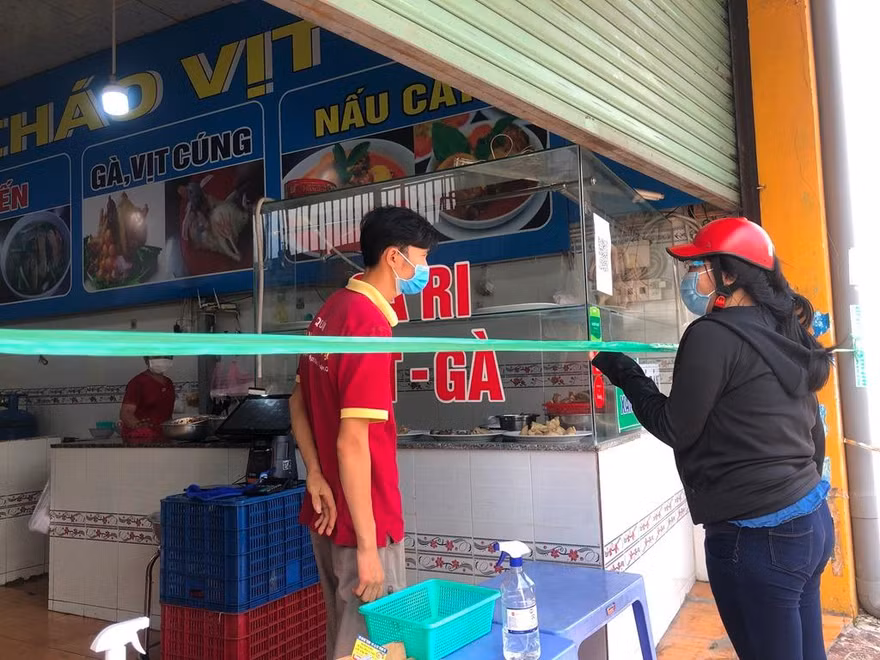 Hàng quán tại TPHCM vẫn đang phục vụ theo hình thức "bán mang đi"