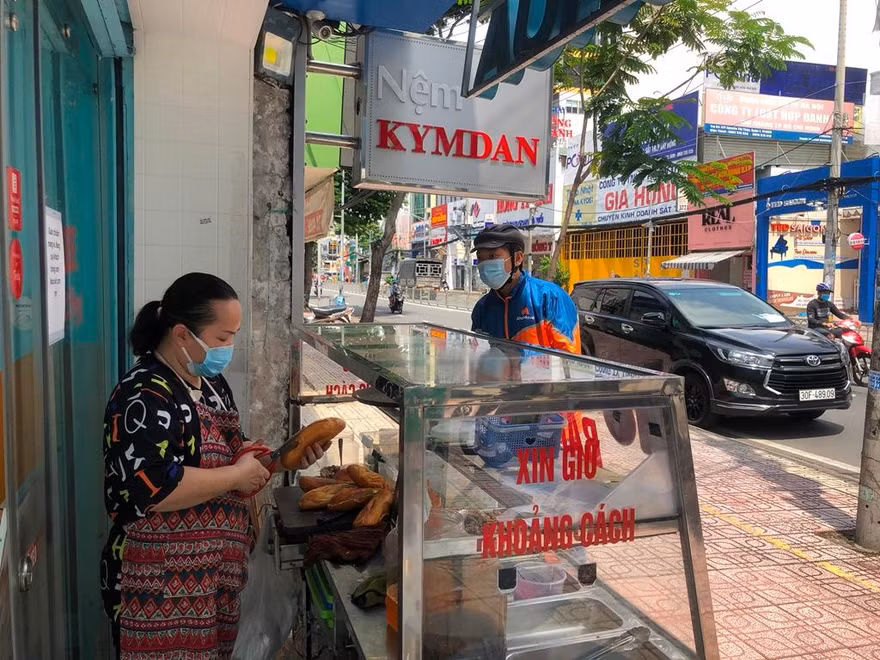 Hàng quán hiện nay chỉ được bán mang đi