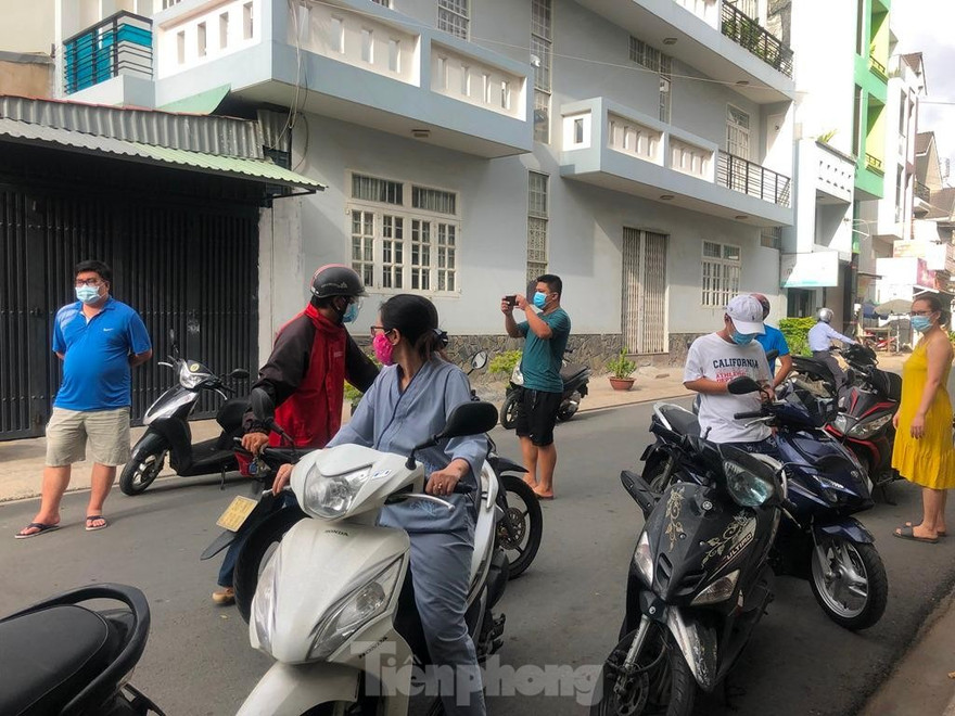 Nhiều người trình bày lý do để được ra khỏi chốt phong tỏa 