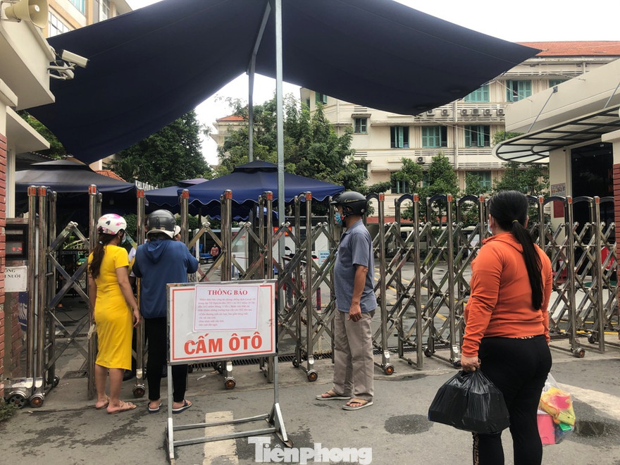 Nhiều người đến khám tại Bệnh viện Mắt TPHCM đành quay xe về vì nơi đây tạm ngưng nhận bệnh do có ca mắc COVID-19 từng đến