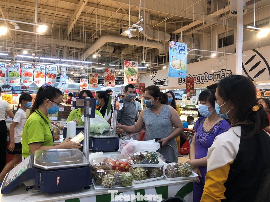 Siêu thị đông khách trong những ngày người dân nghỉ tết