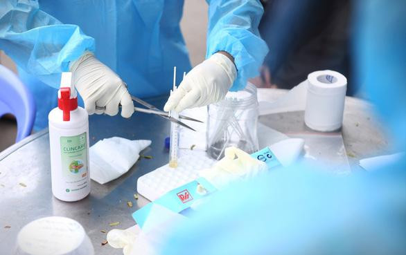 Lấy mẫu xét nghiệm COVID-19 tại TPHCM (ảnh: HCDC)