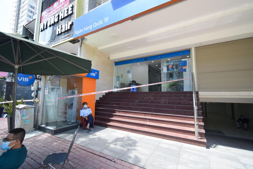 Phong tỏa nơi làm việc của người mắc COVID-19 (ảnh: HCDC)