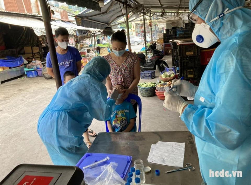 Xét nghiệm COVID-19 tại chợ đầu mối (ảnh: HCDC)