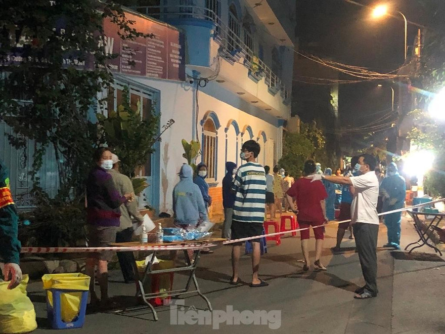 Người dân khu dân cư Nam Long xếp hàng lấy mẫu xét nghiệm COVID-19