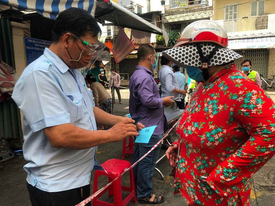 Chợ Bình Thới (Q.11) check mã QR cho khách trước khi vào chợ (ảnh chụp ngày 21/7, trước thời điểm chợ tạm ngưng hoạt động)