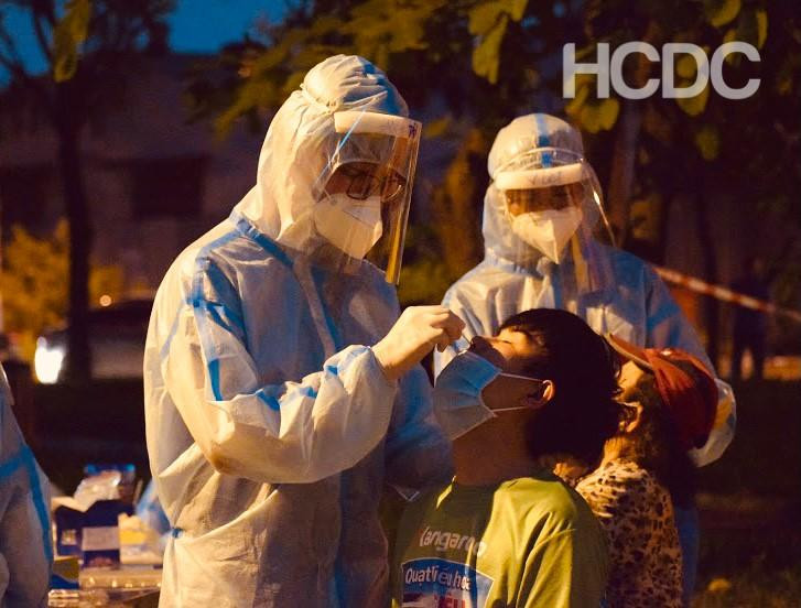 Xuyên đêm lấy 103.000 mẫu xét nghiệm COVID-19 tại quận Bình Tân