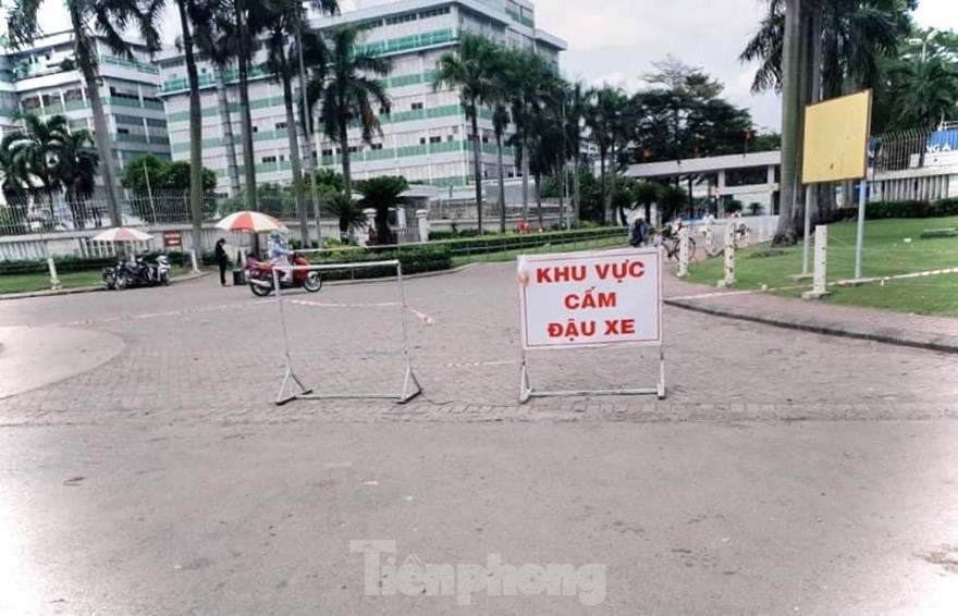 Trước cổng công ty Pouyuen hạn chế ra vào