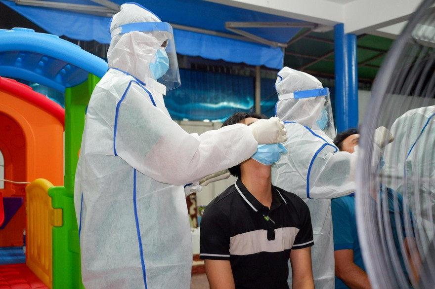 Lấy mẫu xét nghiệm tại chợ Sơn Kỳ