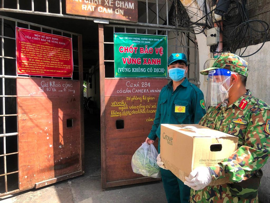 Lực lượng quân đội đi chợ hộ tại TPHCM