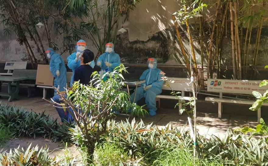 Lấy mẫu xét nghiệm COVID-19 tại TPHCM (ảnh: HCDC)