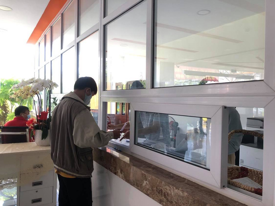 Người dân lấy kết quả xét nghiệm COVID-19 tại HCDC