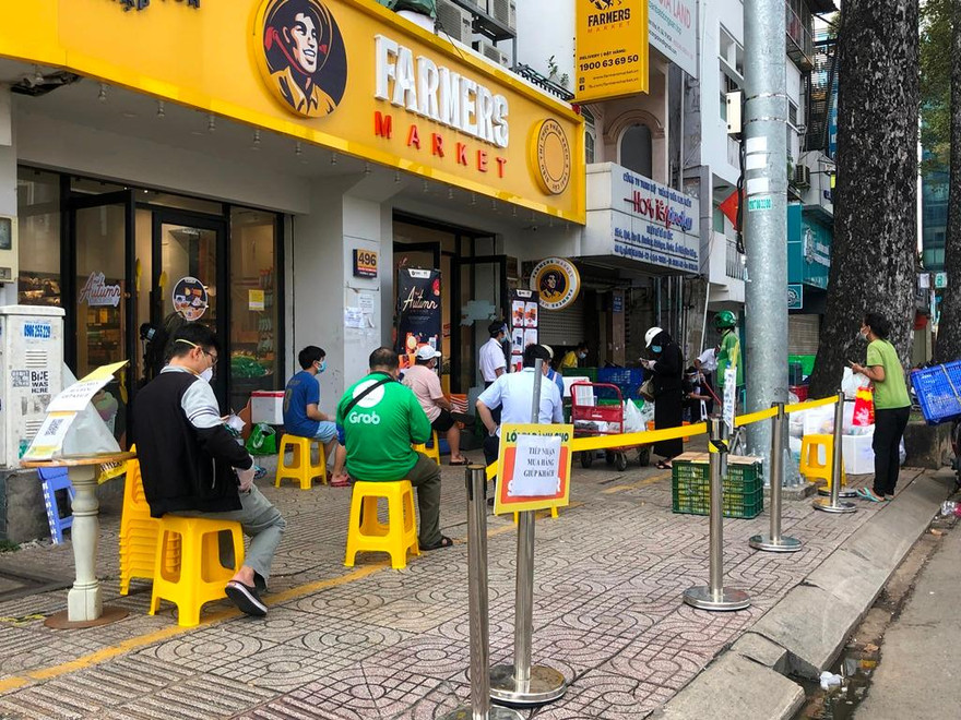 Trước lễ 2/9, nhu cầu thực phẩm của khách tăng cao, shipper xếp hàng "đi chợ hộ" và chạy hết tốc lực để giao cho kịp đơn hàng trong ngày.