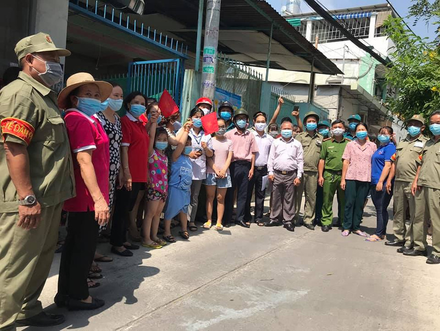 Người dân đường Nguyễn Phúc Chu, P.15, Q.Tân Bình vui mừng khi được gỡ phong tỏa (ảnh:HCDC)