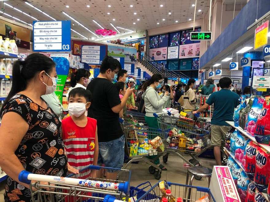 Người dân xếp hàng chờ khá lâu để được thanh toán tiền ở siêu thị chiều ngày 30/5