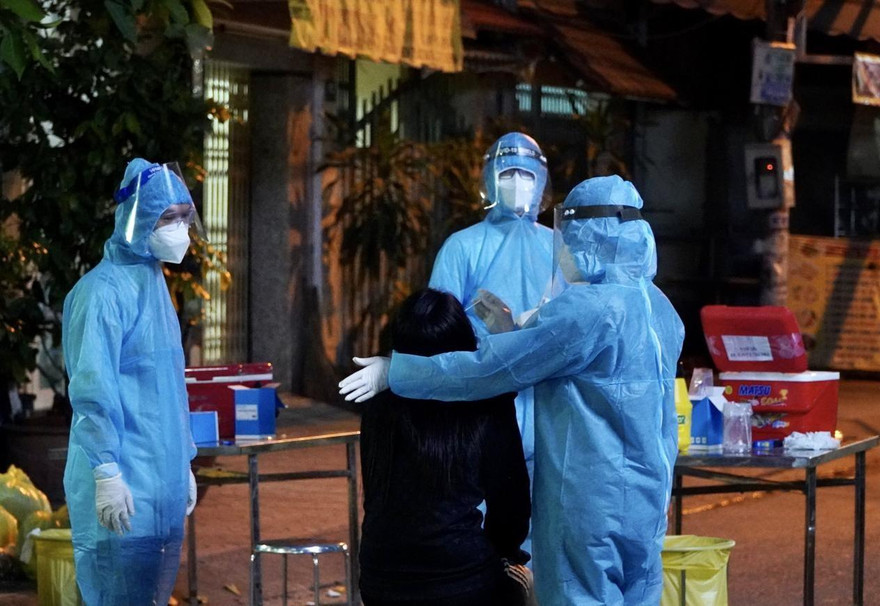 Lấy mẫu xét nghiệm COVID-19 (ảnh: HCDC)