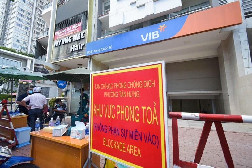 Phong tỏa nơi có người mắc COVID-19 (ảnh: HCDC)