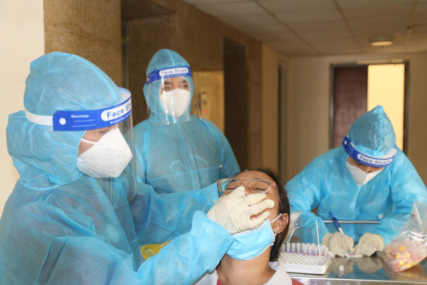 Lấy mẫu xét nghiệm COVID-19 tại TPHCM (ảnh: HCDC)