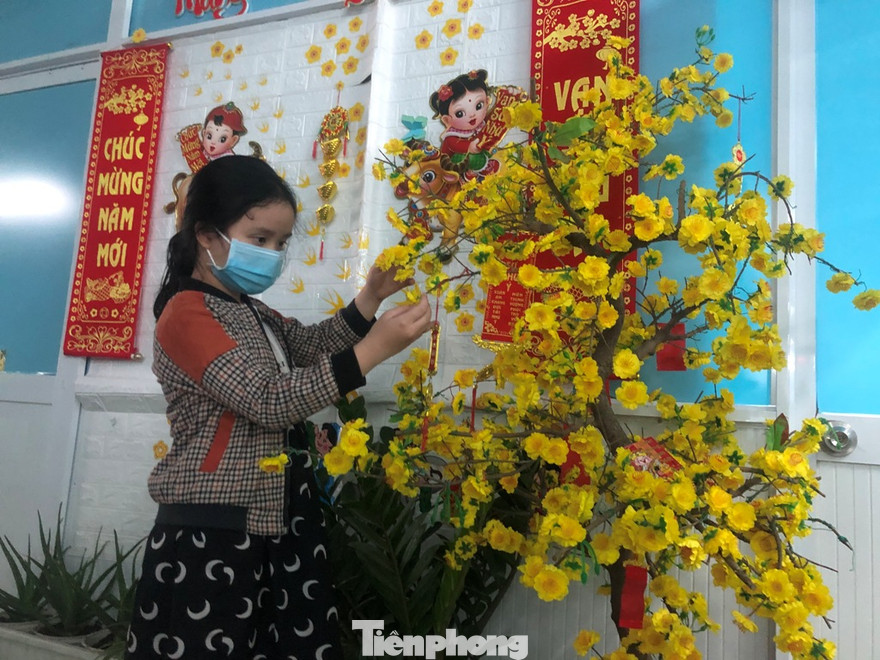 Bệnh nhi thích thú khám phá tiểu cảnh trang trí tết tại Bệnh viện Nhi đồng 1