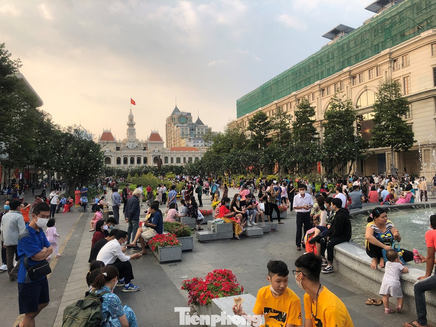 Quảng trường trước UBND TP đông đúc trong chiều mùng 3 Tết