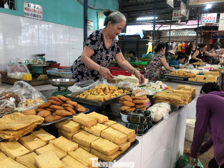 Nhiều loại thực phẩm chay "nhà làm" được bày bán ở các chợ TPHCM