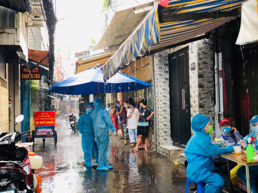 Lấy mẫu xét nghiệm COVID-19 tại TPHCM (ảnh: HCDC)