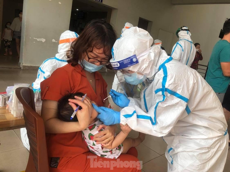 Tổ chức lấy mẫu tầm soát tại chung cư Lê Thành (P.An Lạc, Q.Bình Tân) chiều ngày 19/6