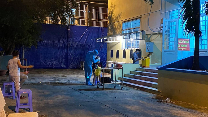 Lấy mẫu xét nghiệm COVID-19 (ảnh: HCDC)