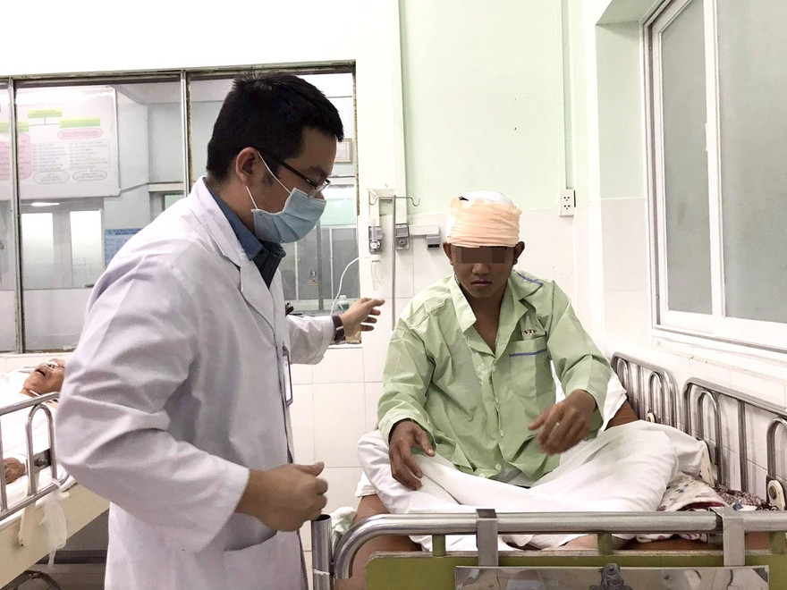 BS đang chăm sóc cho bệnh nhân