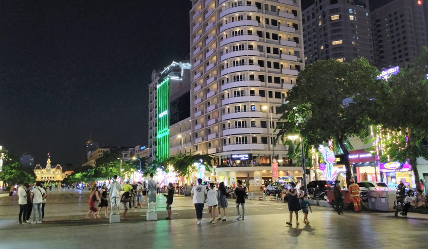 Phố đi bộ Nguyễn Huệ vắng hoe tối cuối tuần