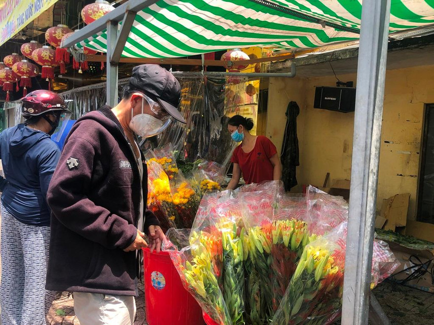 Các loại hoa cúng có giá từ 60.000-100.000 đồng/bó, tùy loại