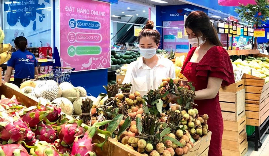 Người tiêu dùng chon mau vải thiều đặc sản ở siêu thị