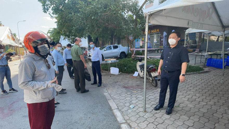 Phó Chủ tịch Dương Anh Đức kiểm tra đột xuất công tác phòng chống dịch COVID-19 tại một số khu vực đang tạm phong tỏa ở TPHCM (Ảnh: V.M)