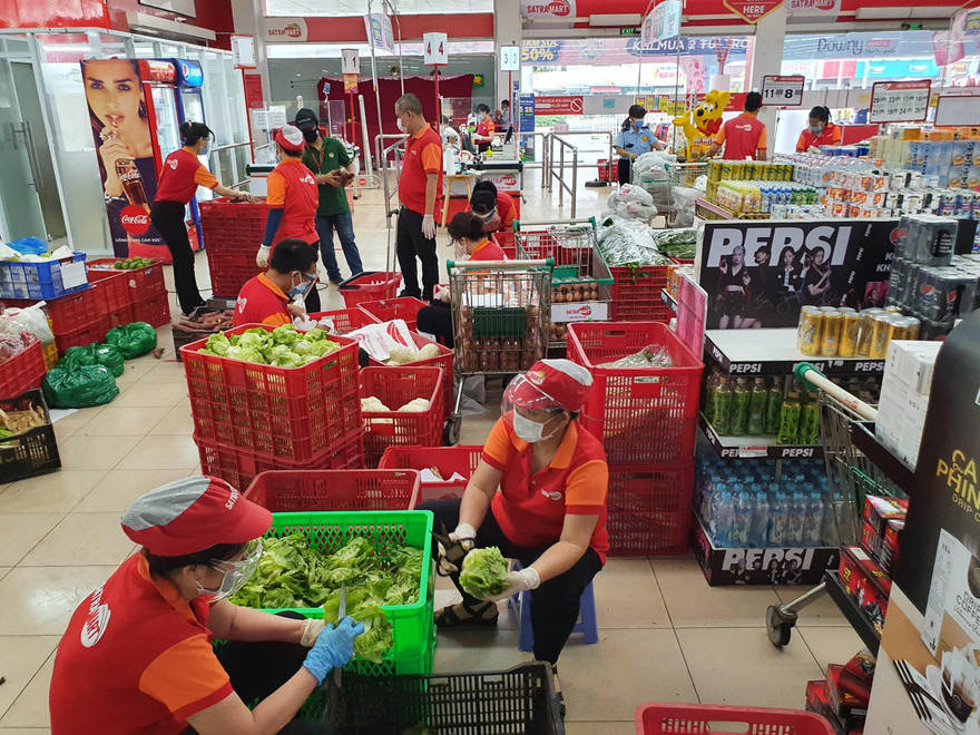 Được cấp thêm giấy đi đường, siêu thị tăng cường nhân lực, mở thêm điểm bán để phục vụ hàng hóa