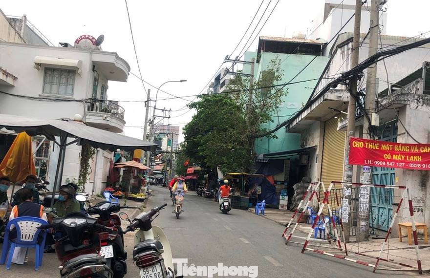 Khu vực có căn hộ bị phong tỏa trở nên vắng vẻ
