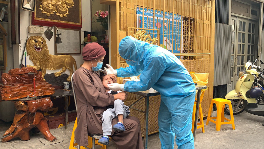 Ngành y tế TP lấy mẫu xét nghiệm COVID-19 tại các cơ sở tôn giáo (Ảnh: HCDC)