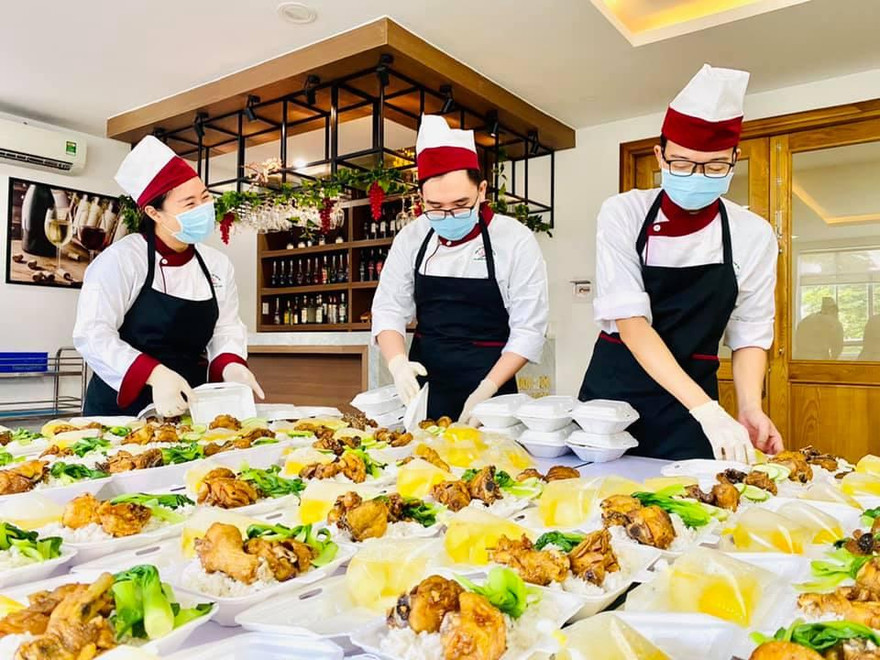 "Bếp yêu thương" của thầy cô Khoa Du lịch và Việt Nam học Trường Đại học Nguyễn Tất Thành nấu 200-300 suất ăn/ngày