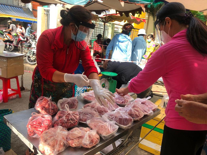 Chợ Bình Thới (Q.11) bán lưu động, hàng hóa đóng gói combo khi mở cửa trở lại. Ảnh: U.P
