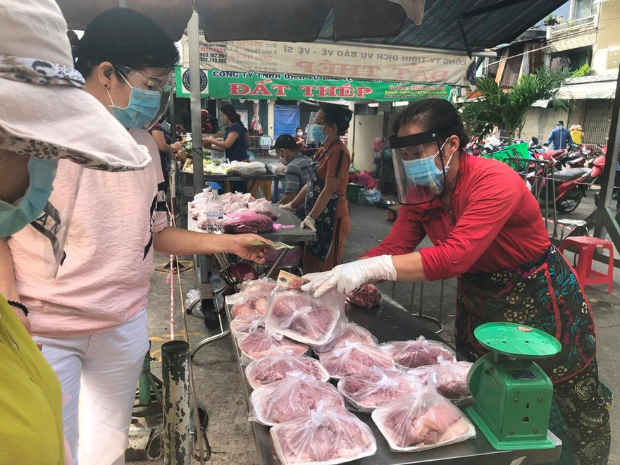 Lạ lẫm với phiên chợ 'combo' ngày dịch ở TPHCM