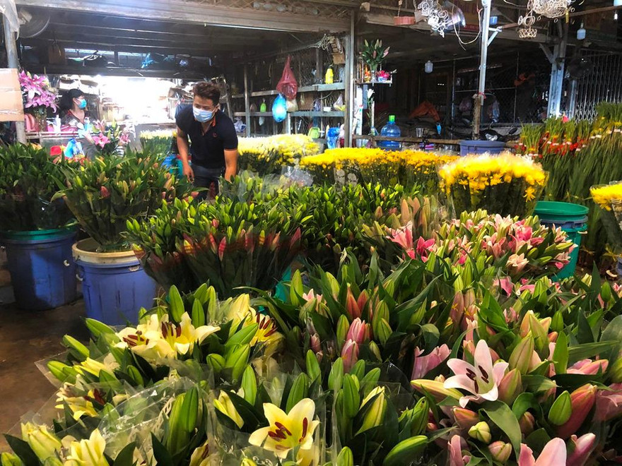 Chợ hoa Đầm Sen chờ khách ngày đầu mở lại