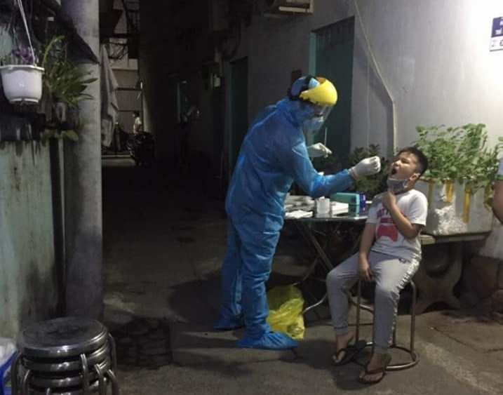 Lấy mẫu xét nghiệm COVID-19 trong cộng đồng dân cư (ảnh: HCDC)