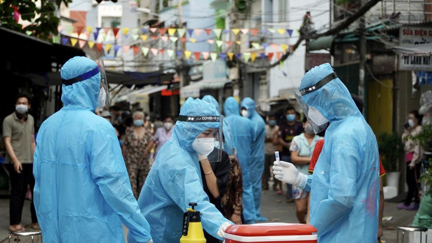 Lấy mẫu xét nghiệm COVID-19 tại TPHCM (ảnh:HCDC)